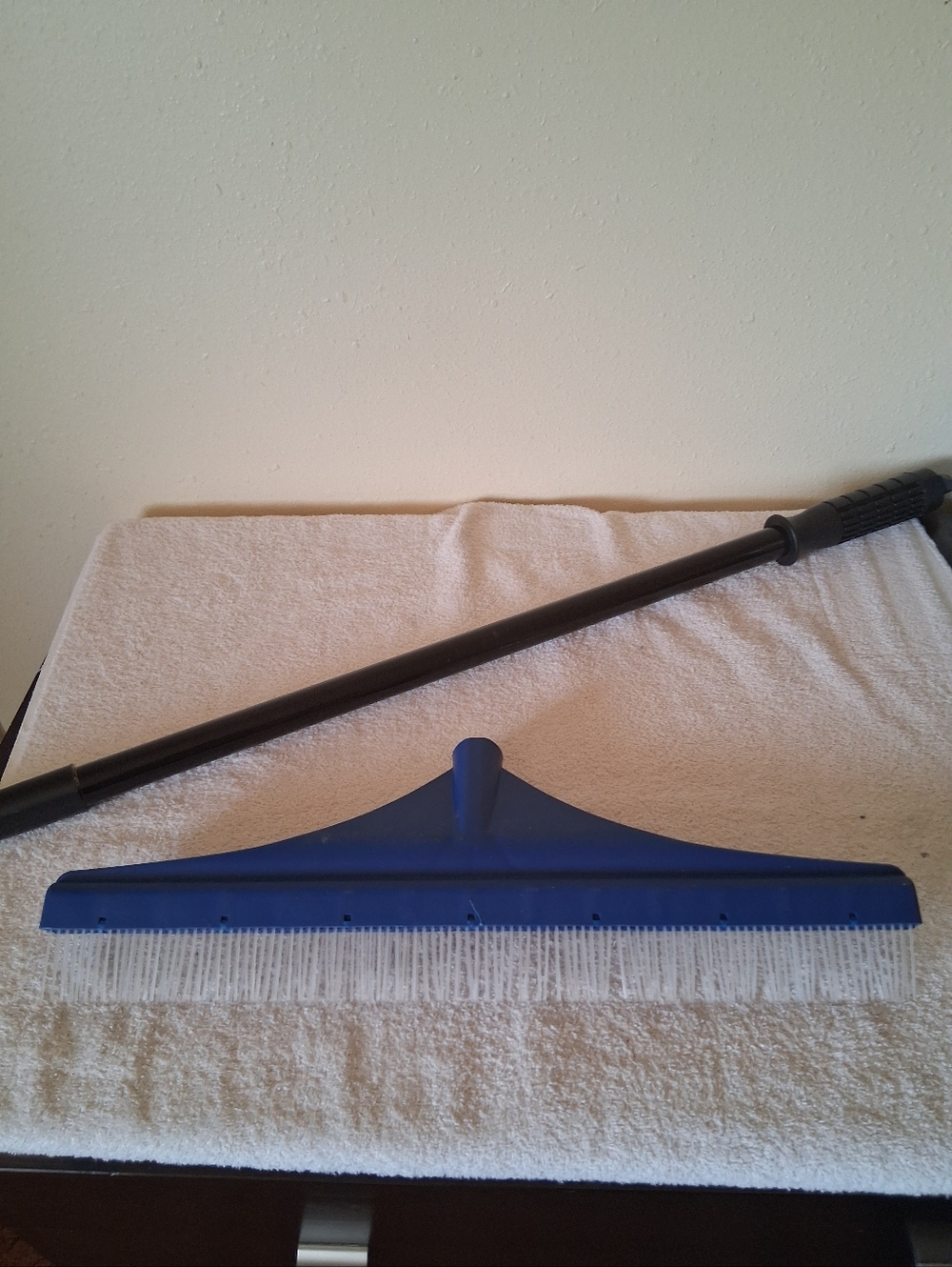 New 18" Carpet Rake 51" Telescope Handle Plastic Light Weight Black Blue Nwot - Picture 5 of 8